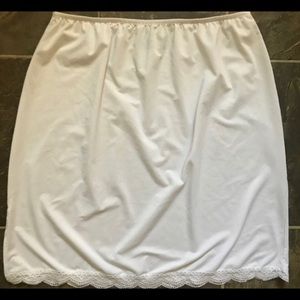 Women’s White Skirt Size Medium Stretch Waist By George in very good condition
